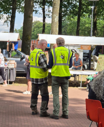 Marktmeesters in overleg op de markt van Melk en Honing 2026